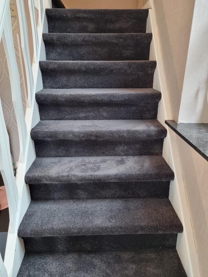 Escalier regarni en tapis plain